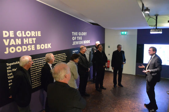 Kardinaal Eijk en andere gedelegeerden van de Nederlandse Bisschoppenconferentie bezoeken het Joods Historisch Museum, 5 januari 2017. Foto: Dagvanhetjodendom.nl