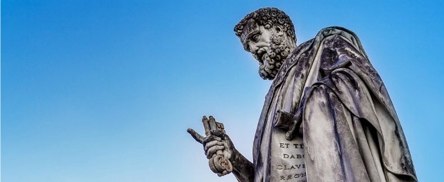 Jos klimt naar de top van een wiebelige ladder
