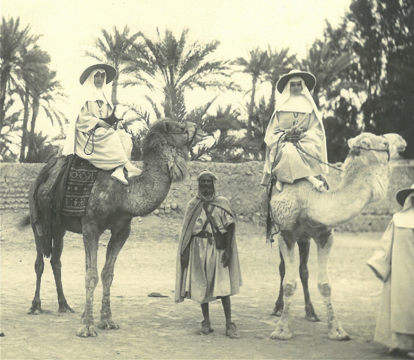Twee Witte zusters op kamelen