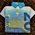 Gevouwen eurobiljet in vorm overhemd, kleuren Belastingdienst