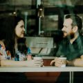 Twee mensen in gesprek, geestelijke begeleiding