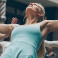 Dansende vrouw, voorbeden