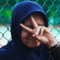 interreligieuze dialoog meisje met hoofddoek maakt teken van vrede