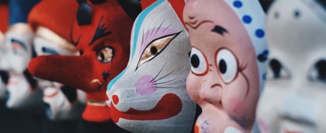 Waarom zou je die carnavalsmis niet gewoon omarmen?