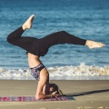 Vrouw, yoga, strand, zee